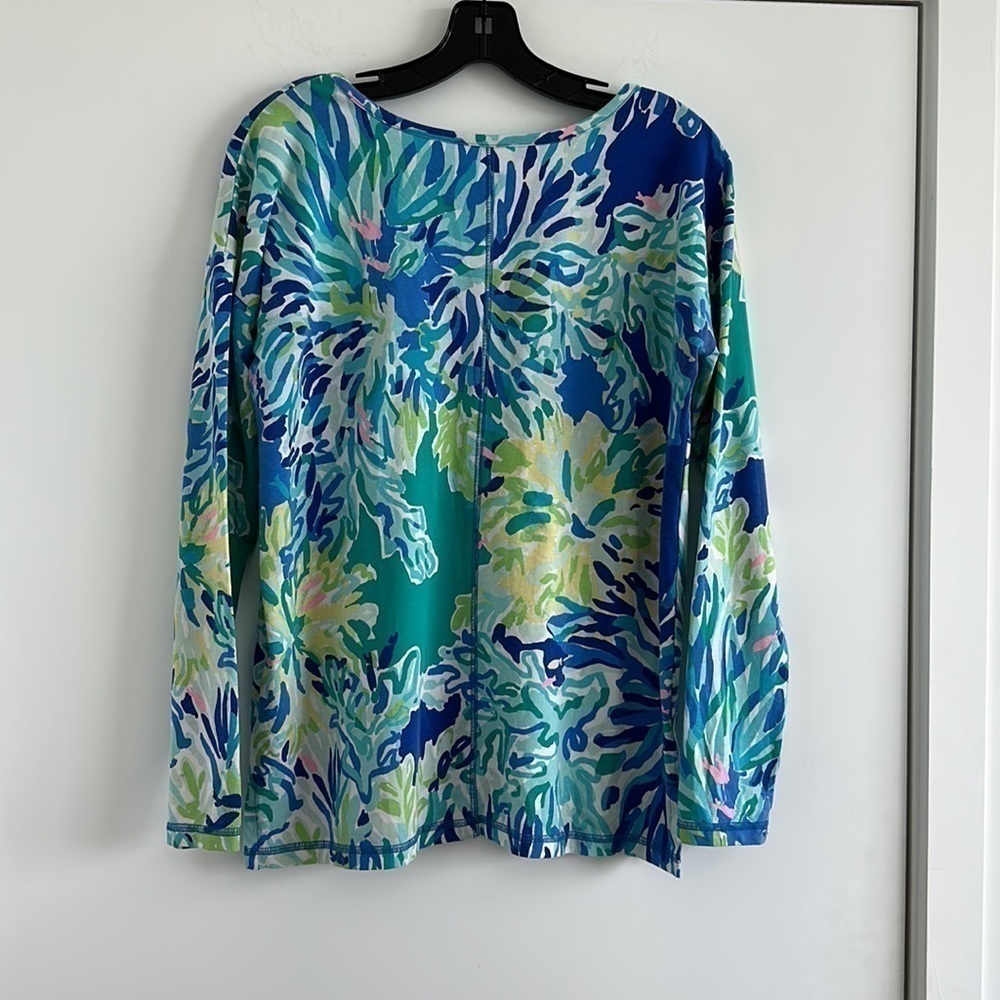 LILLY PULITZER Luxletic Wade and Sea SPF 50 Treena
Long Sleeve V-neck - Picture 3 of 9